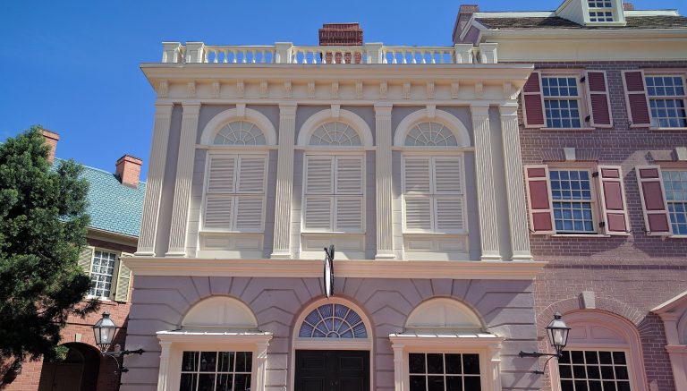 By elisfkc from Orlando, FL, United States (Hall of Presidents on Election Day) [CC BY-SA 2.0 (https://creativecommons.org/licenses/by-sa/2.0)], via Wikimedia Commons