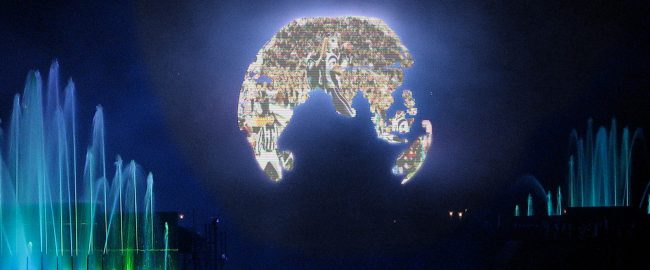 Illuminations video globe shows the big game. Photo by Benjamin D. Esham / Wikimedia Commons [CC BY-SA 3.0 us (https://creativecommons.org/licenses/by-sa/3.0/us/deed.en)], modified.