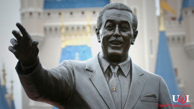 Walt Disney as depicted in the Partners Statue, vaguely gesturing with multiple fingers. Photo by David [CC BY 2.0] via Flikr.
