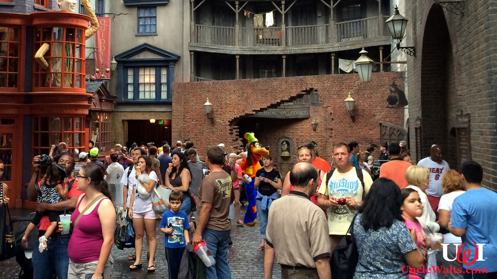 Goofy is spotted at the Wizarding World of Harry Potter. Photo by Jared [CC BY 2.0] via Flickr, modified.