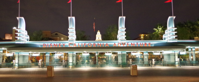 The entrance to California Adventure Park. Photo by Patrick Pelletier [CC BY-SA 4.0] via Wikimedia Commons