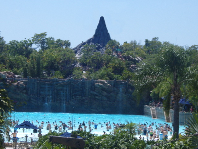 Mount Mayday at Typhoon Lagoon, minus Miss Tilly. Photo by By JZ85 [CC BY-SA 3.0] via Wikimedia Commons.