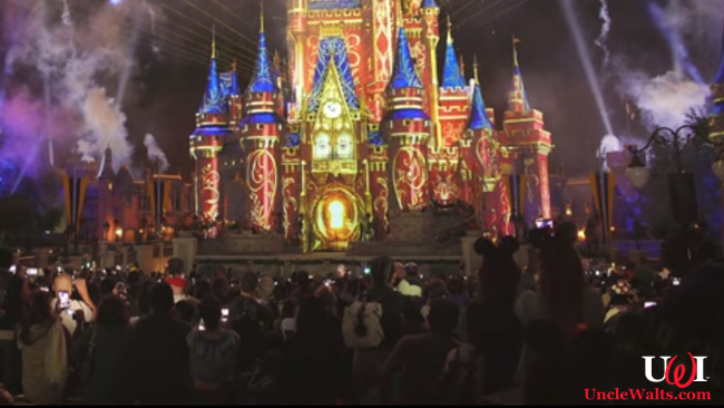 Disney guests videoing other guests videoing. Photo from Clifflix via YouTube.