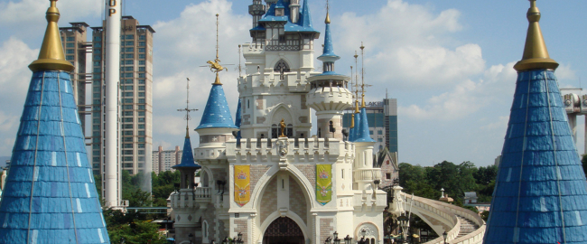 Totally Cinderella Castle being taken apart, and not Lotte World Theme Park in Korea. By Ziggymaster [CC BY-SA 3.0] via Wikimedia Commons