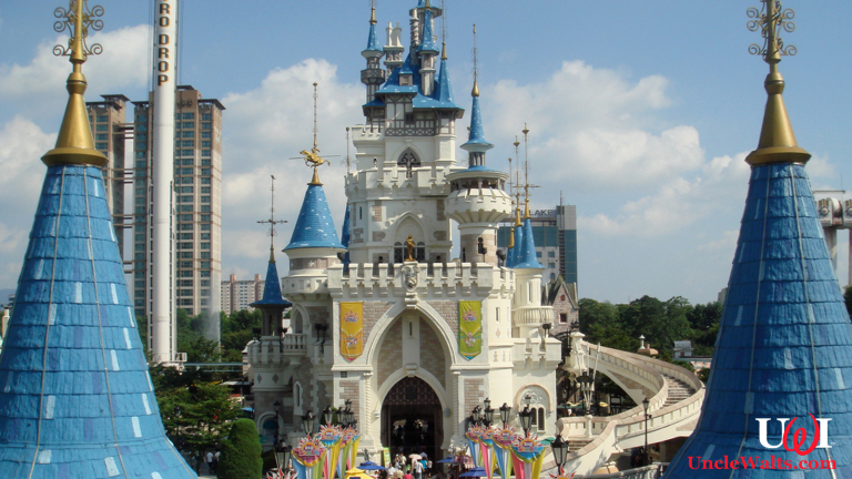 Totally Cinderella Castle being taken apart, and not Lotte World Theme Park in Korea. By Ziggymaster [CC BY-SA 3.0] via Wikimedia Commons