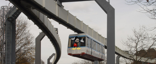 Disney finally starts using both sides of the track. Photo by KaiBorgeest [CC BY-SA 4.0] via Wikimedia Commons.