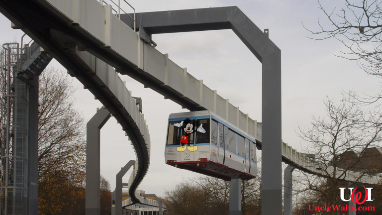 Disney finally starts using both sides of the track. Photo by KaiBorgeest [CC BY-SA 4.0] via Wikimedia Commons.