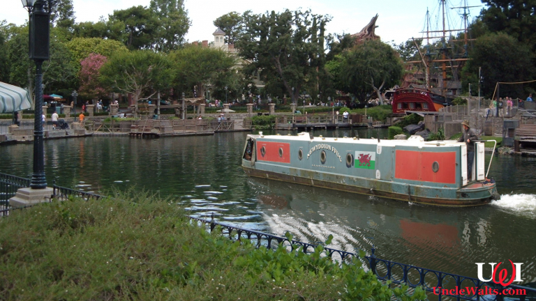 The "Newyddion Ffug" navigates the Rivers of America. Photo by Michael Gray via Flickr & David Hawgood via geograph.org.uk [CC BY-SA 2.0].
