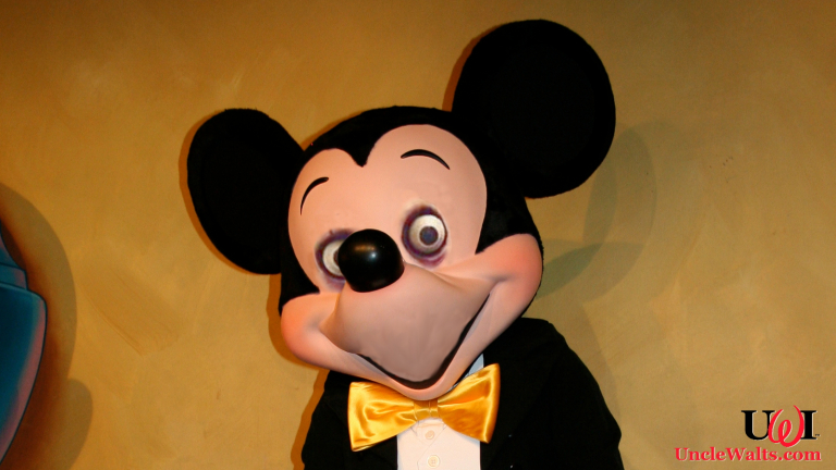 Creepy mouse photo by Phil Scoville [CC BY 2.0] via Flickr (altered, thankfully).