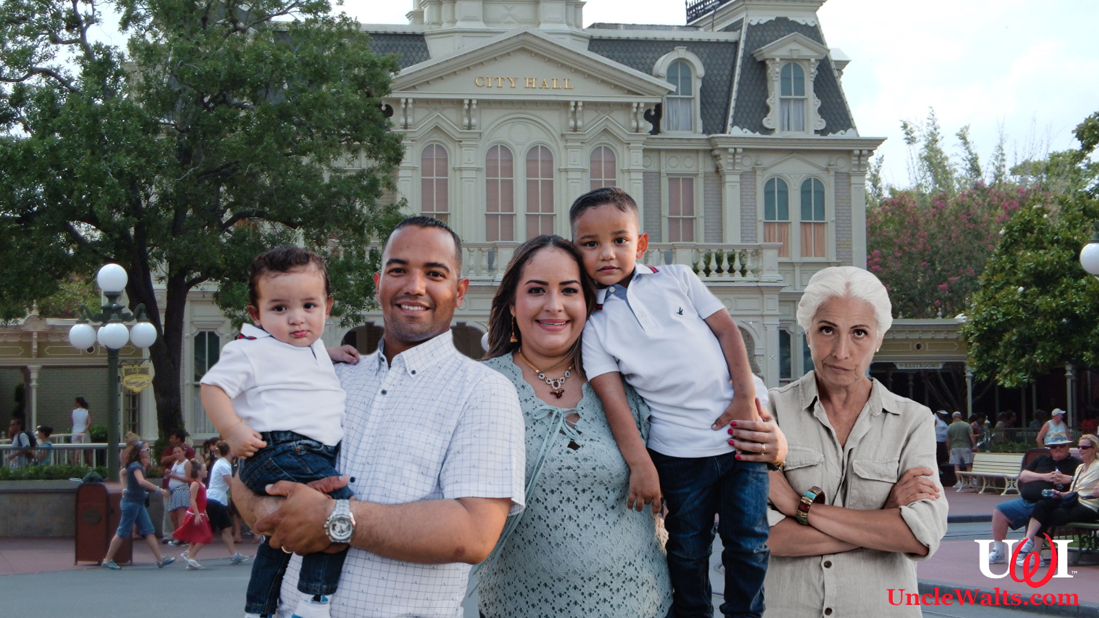 The Peña family, with an unhappy Mama Elvira. Photo by Michael Gray [CC BY-SA 2.0] via Flickr; [CC0] via PxHere & DepositPhotos.