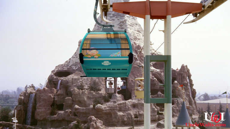 The new Disneyland Skyliner. Photo by Robert J. Levy [CC BY-SA 4.0] via Wikimedia, modified.