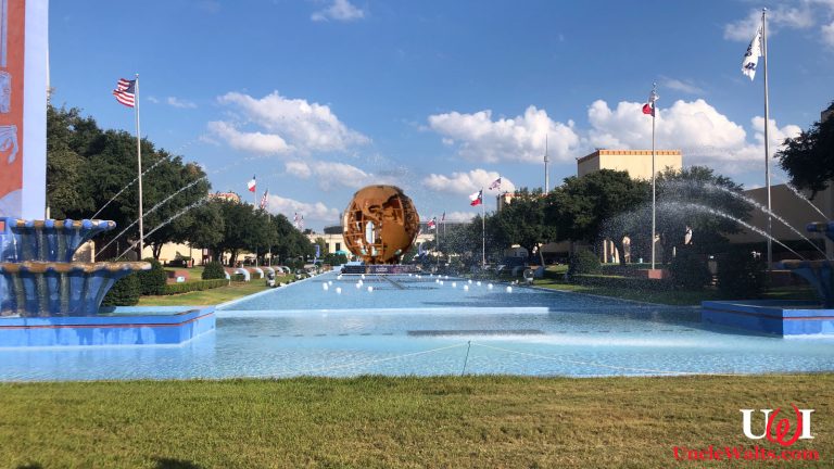The former Illuminations fountains and video globe at the State Fair of Texas. Photo by Walt, used without permission, and TheOneVader [CC BY-SA 3.0] via Wikimedia.
