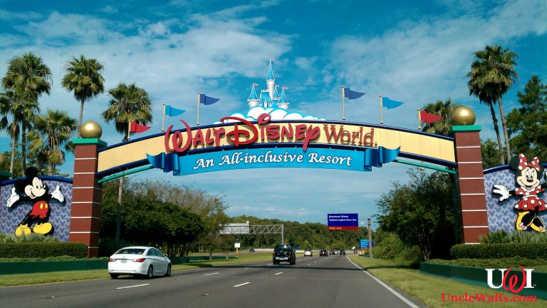 WDW new flat-fee entrance arch. Photo by Jrobertiko [CC BY-SA 3.0] via Wikimedia.