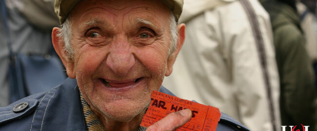 Clarence Farley, 102, the last surviving person to have seen Star Wars in a theater in 1977. Photo by Marg [CC BY 2.0] via Wikimedia, modified.