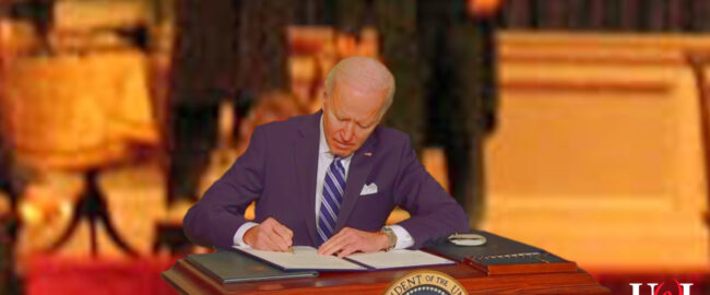 Cover photo: Our first robot president signs another diktat. Photo by WillMcC [CC BY-SA 3.0] via Wikimedia / ABC News.