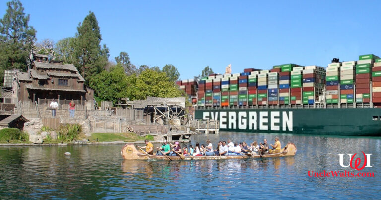 A familiar-looking ship blocks the Rivers of America. Photo by "Chuck, aka SolGrundy on Flickr" [CC BY-SA 2.0] via Wikimedia Commons.