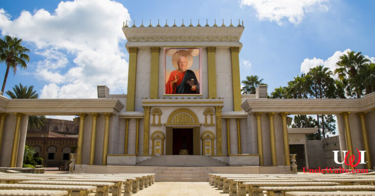 Hey, look! He's even doing the two-finger point! Photo courtesy TripAdvisor, slightly (?) altered.
